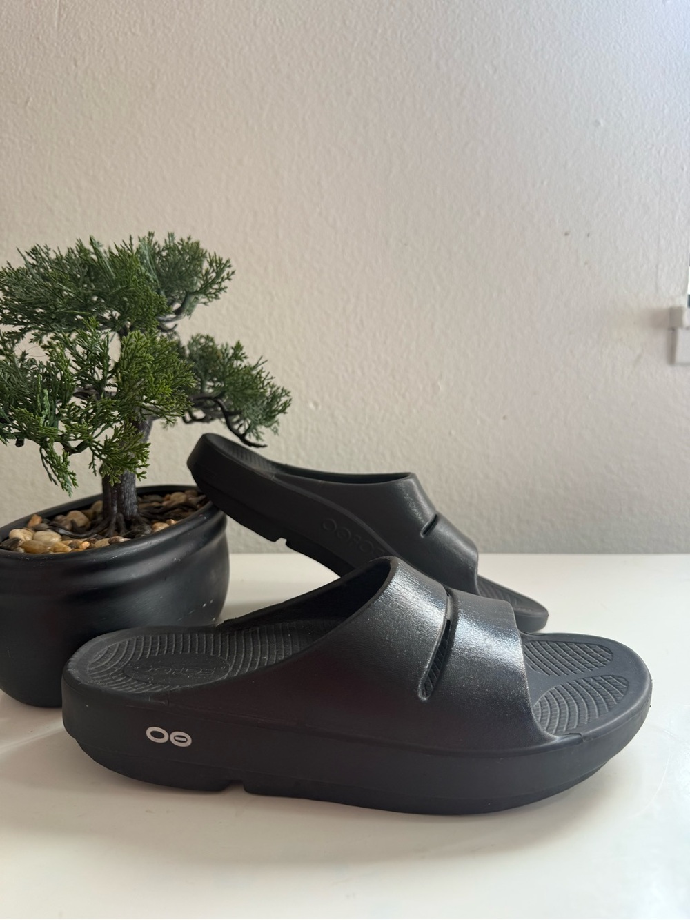 OOFOS OOahh Women size 7 black Slide Sandals - Picture 1 of 4